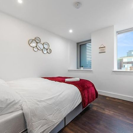 Sleep 7 20 Mins From London Waterloo Bp8 Apartment ภายนอก รูปภาพ