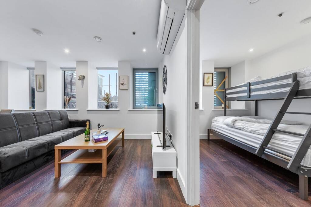 Sleep 7 20 Mins From London Waterloo Bp8 Apartment ภายนอก รูปภาพ