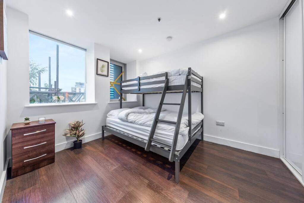 Sleep 7 20 Mins From London Waterloo Bp8 Apartment ภายนอก รูปภาพ