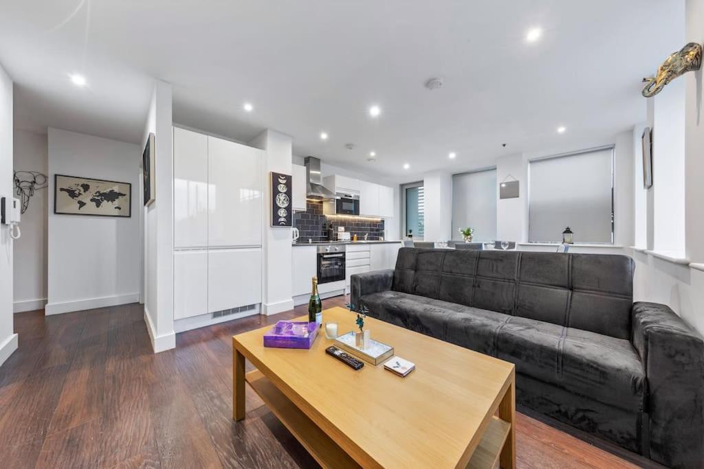 Sleep 7 20 Mins From London Waterloo Bp8 Apartment ภายนอก รูปภาพ