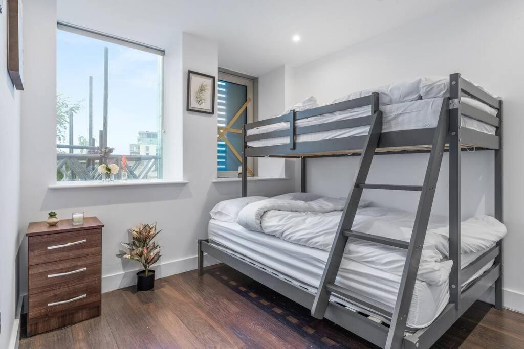 Sleep 7 20 Mins From London Waterloo Bp8 Apartment ภายนอก รูปภาพ